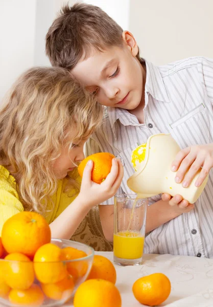 Çocuklar portakal ile — Stok fotoğraf
