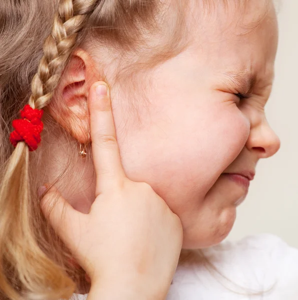 Fille a une oreille douloureuse — Photo