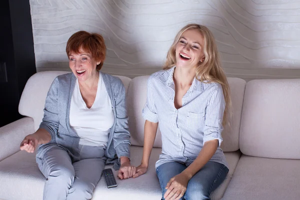 Mother with adult daughter watching television — Stock Photo, Image