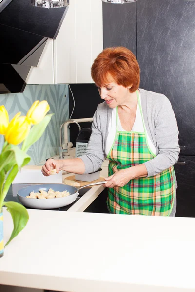 Mulher preparando macarrão com queijo — Fotografia de Stock