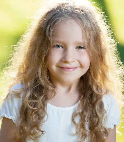 Rindo menina na grama — Fotografia de Stock