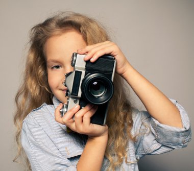 çocuk ile fotoğraf makinesi.