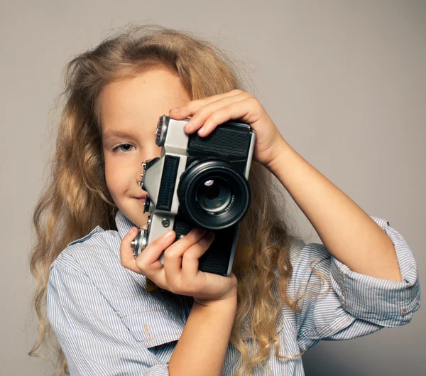 Criança com câmera . — Fotografia de Stock