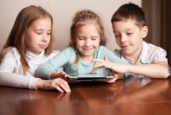 Kinder spielen auf Tablet — Stockfoto