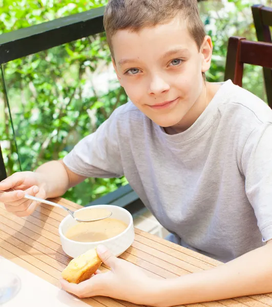 Kind eten van soep — Stockfoto