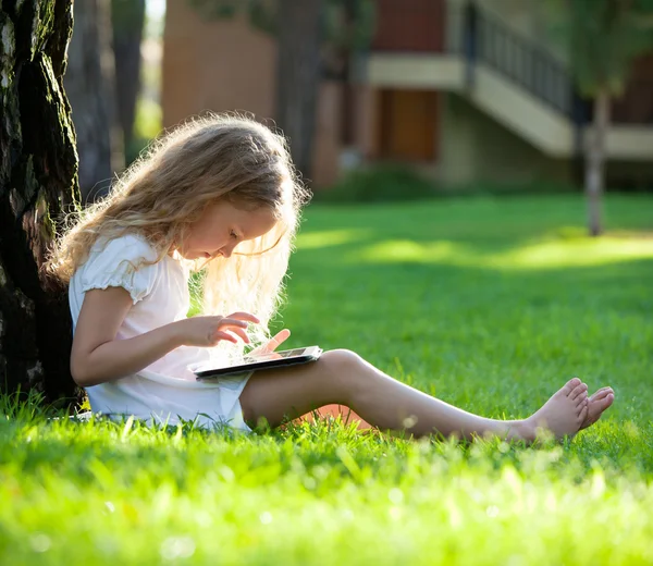 Niño con tableta pc al aire libre — Foto de Stock