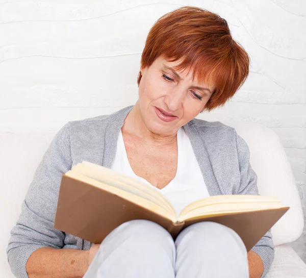 Volwassen vrouw lezing boek — Stockfoto