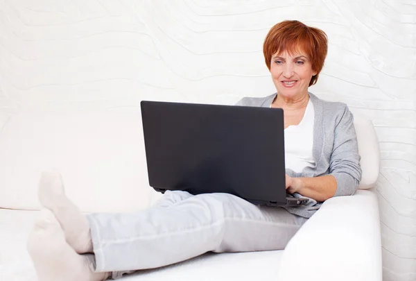 Mulher madura com laptop — Fotografia de Stock