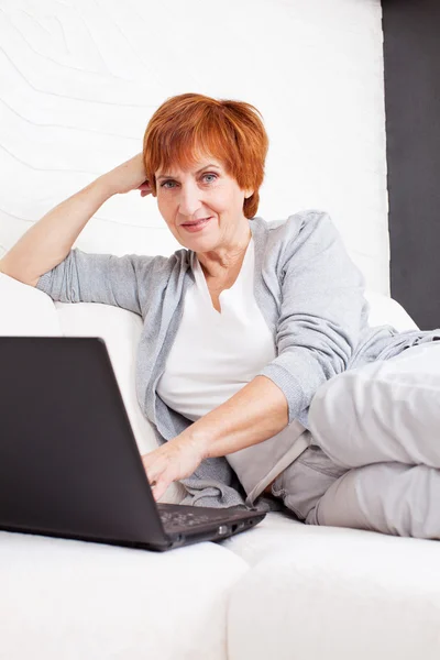 Mulher madura com laptop — Fotografia de Stock