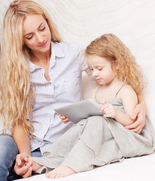 Mor och dotter med tablett på soffa — Stockfoto