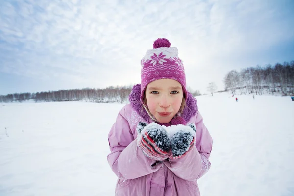 Niño en invierno — Foto de Stock