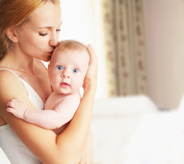 Mother with baby at home — Stock Photo, Image