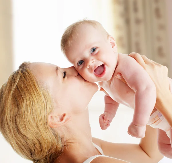 Mère avec bébé à la maison — Photo