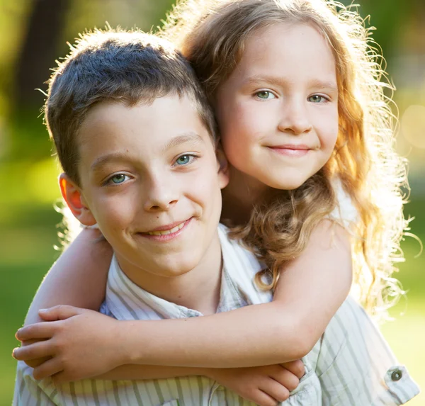 Niños al aire libre — Foto de Stock