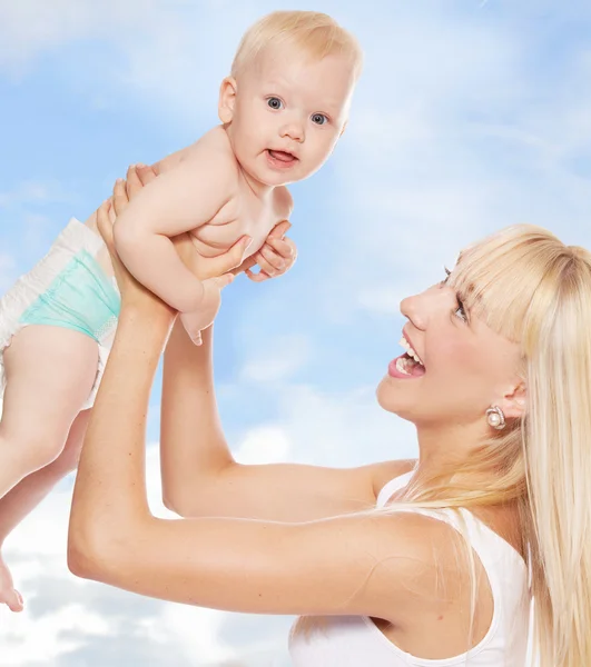 Mãe feliz com bebê ao ar livre — Fotografia de Stock