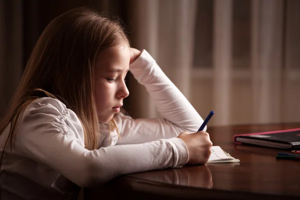 Chica haciendo la tarea — Foto de Stock