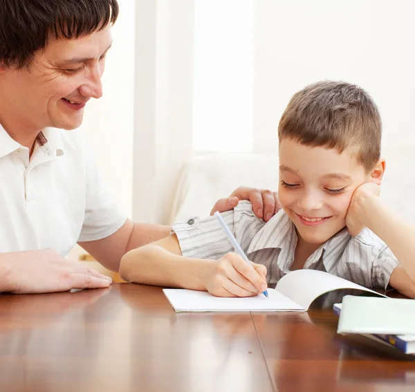 Padre ayudando a hijo a hacer la tarea —  Fotos de Stock