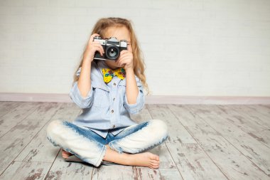 çocuk ile fotoğraf makinesi.