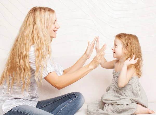 Mãe brincando com bebê — Fotografia de Stock