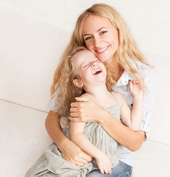 Moeder spelen met baby — Stockfoto