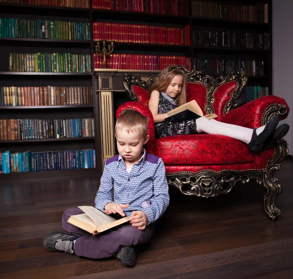 Niños leyendo libro en casa — Foto de Stock