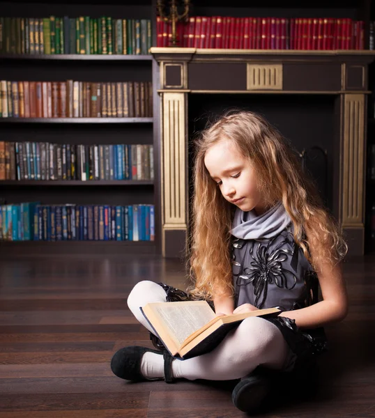 Menina leitura livro — Fotografia de Stock