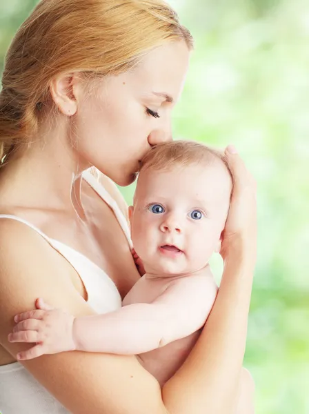 Mother with baby outdoors — Stock Photo, Image