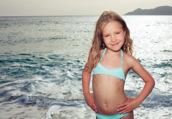 Girl on the beach — Stock Photo, Image