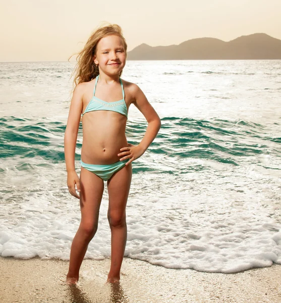 Meisje op het strand — Stockfoto