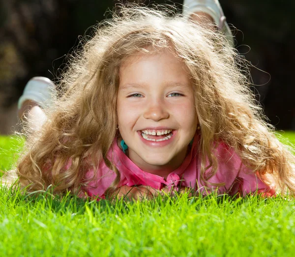 Laughing girl on grass — Stock Photo, Image