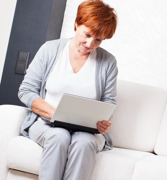 Mature woman with laptop — Stock Photo, Image