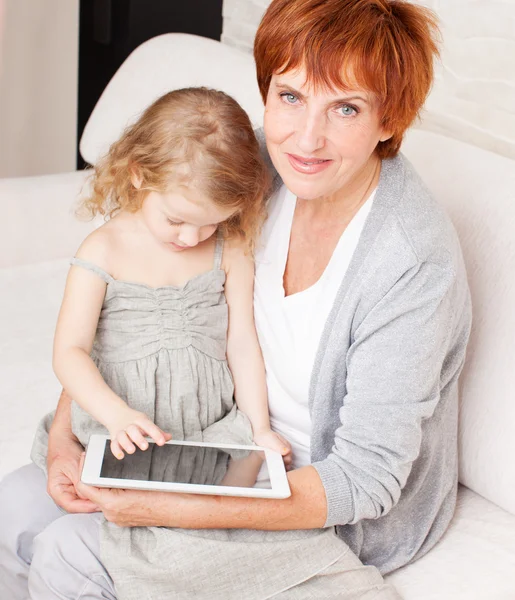 Familj med tablet PC på soffa — Stockfoto