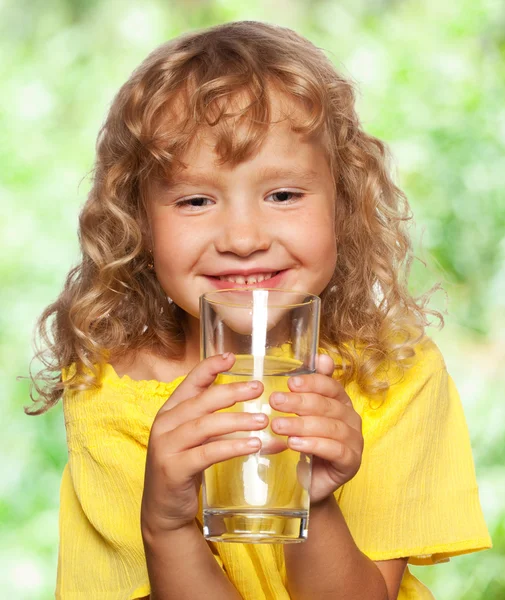 Bambino con un bicchiere d'acqua — Foto Stock