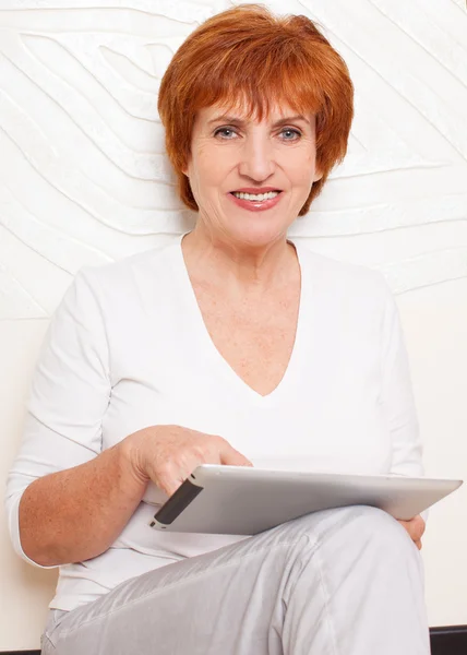 Mitten av kvinna med TabletPC — Stockfoto