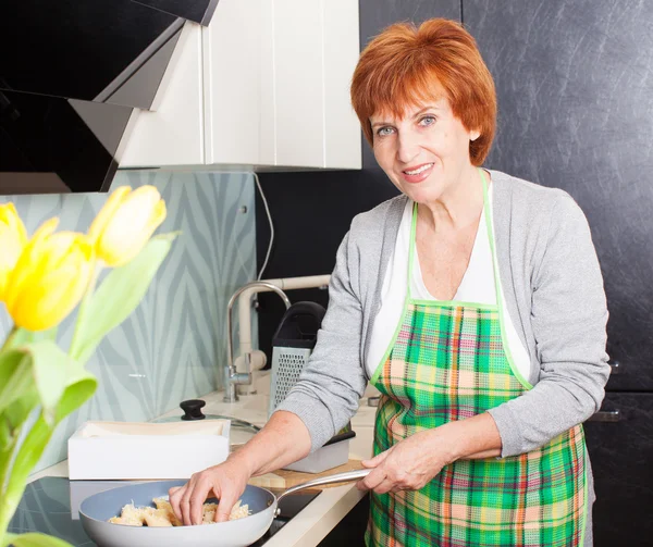 Женщина готовит макароны с сыром — стоковое фото
