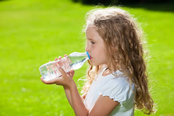 Bambino acqua potabile — Foto Stock