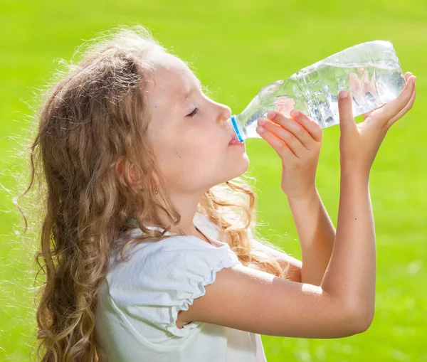 Água potável da criança — Fotografia de Stock