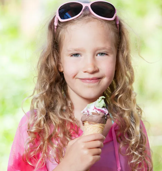 带着冰淇淋的女孩 — 图库照片