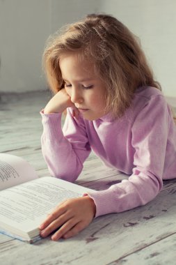 Çocuk kitabı okuyor
