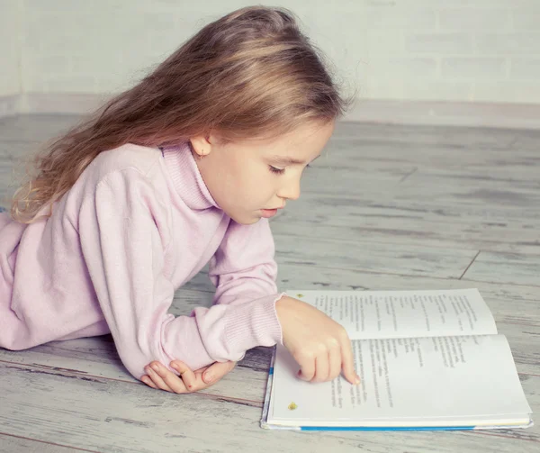 Libro de lectura infantil —  Fotos de Stock