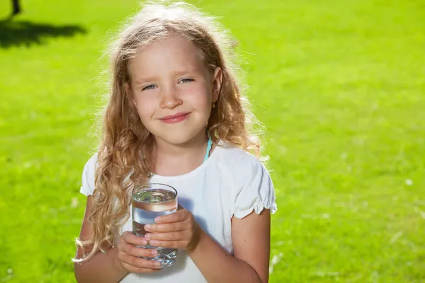 Air minum anak kecil — Stok Foto