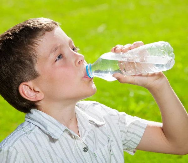 Drinkwater voor kinderen Stockfoto