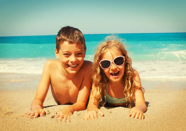 Enfants sur la plage — Photo