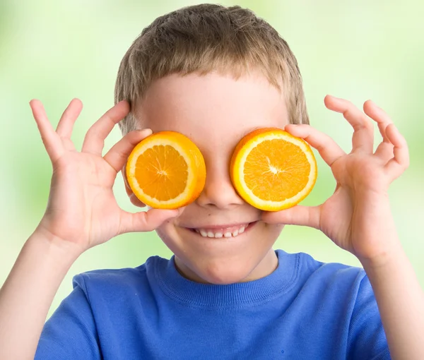 Barn med en orange — Stockfoto