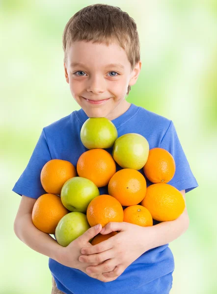 Barn med äpplen och apelsiner — Stockfoto