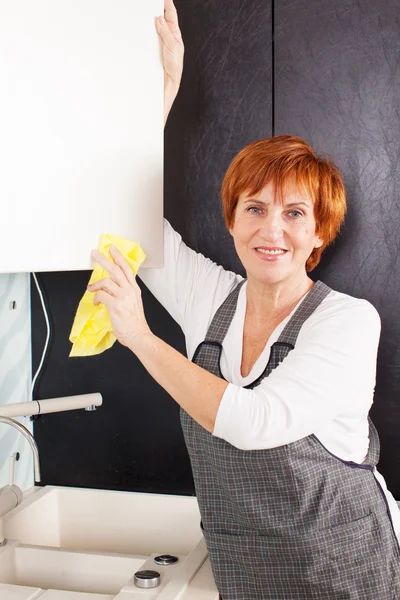 Женщина уборка кухни — стоковое фото