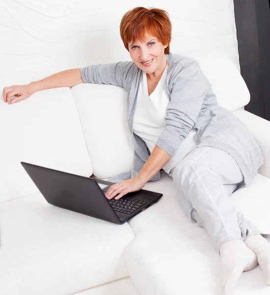 Donna matura con laptop — Foto Stock