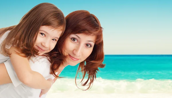 Madre con hija en la playa —  Fotos de Stock