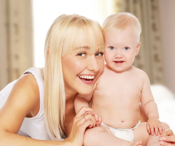 Mãe feliz com bebê em casa — Fotografia de Stock