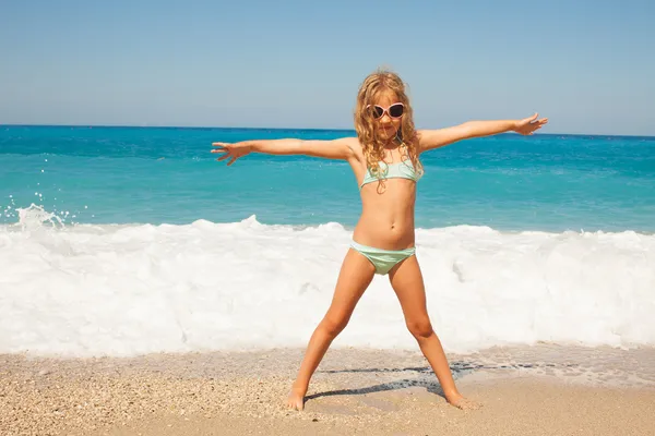 Kind op het strand — Stockfoto